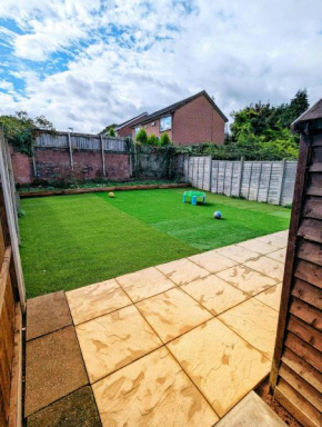 Modern Family Home Parking Private Garden